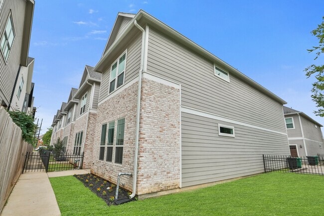 Building Photo - 2515 Judiway St