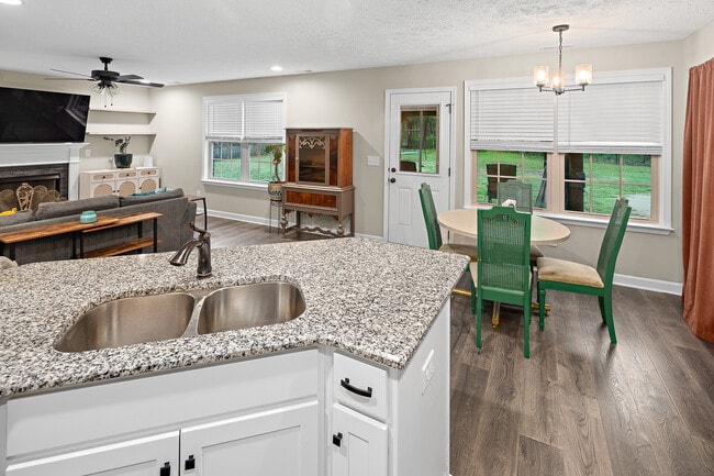 Building Photo - 305 Oleander Ln