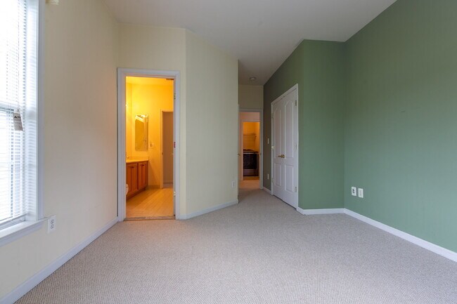 Building Photo - Spacious, Light-Filled Home in the Desirable Broadlands