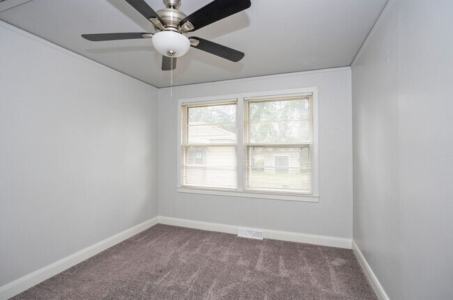 Building Photo - Comfortable 2-Bedroom Home on Large Fenced Corner Lot