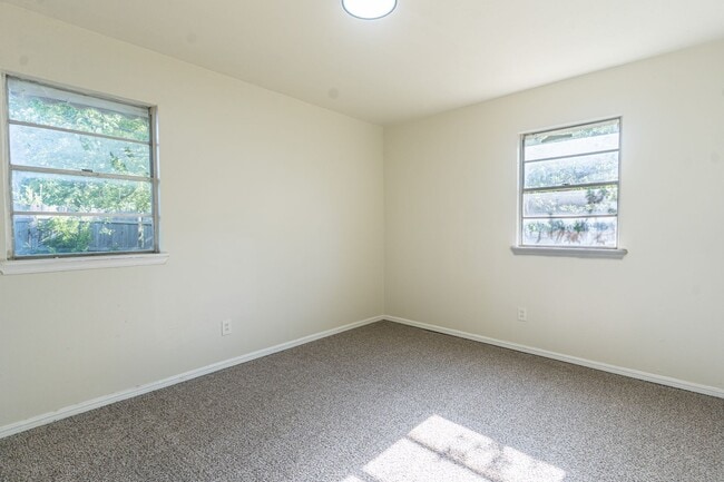 Building Photo - 4 Bedroom Must See!!