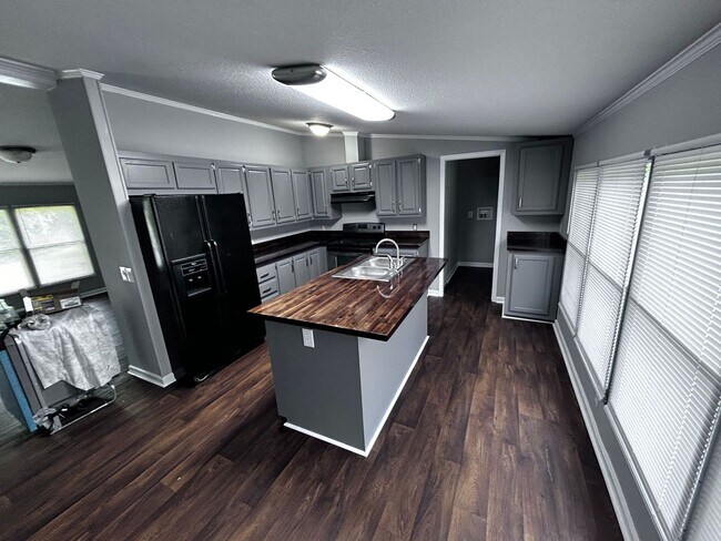 Building Photo - Large modular home four bedroom in Mt. Jul...