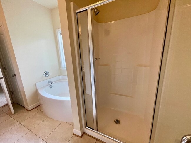 Building Photo - Stunning VB Townhome Style Condo