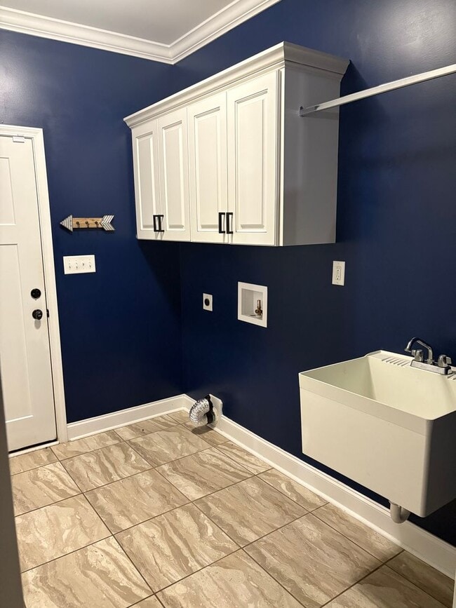 Building Photo - 4 bedroom 3 bath