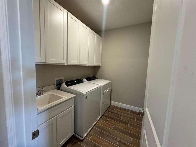 Building Photo - 16405 Silver Brk Wy