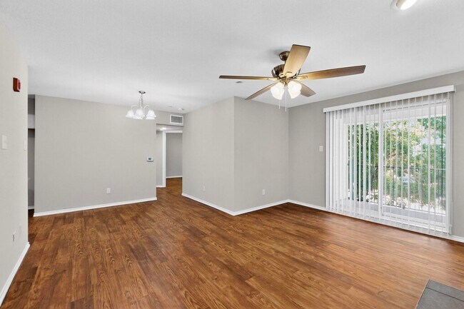 Building Photo - Stylish Upstairs Corner Unit Near Lake Ray Hubbard