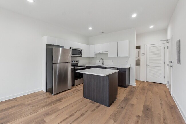 Building Photo - Come check out the West End Flats!
