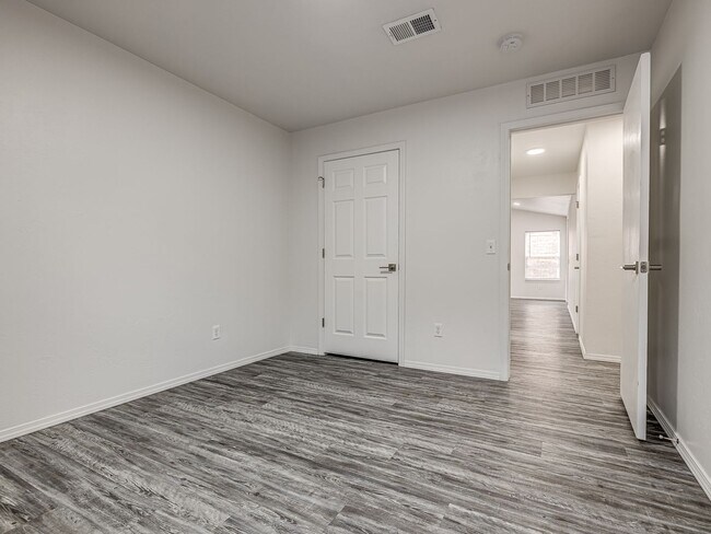 Building Photo - Beautiful remodeled home in Edmond + 4 bedrooms + 2 bathrooms + Valencia Neighborhood