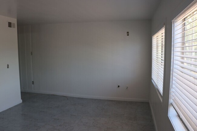 Building Photo - 2416 Cedar Dr