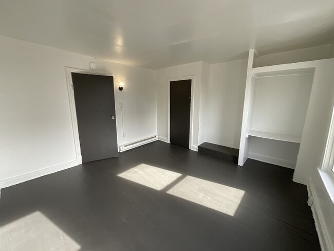Building Photo - 141 E Maple St