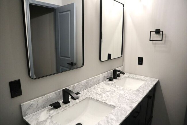 Building Photo - Oakland City 3 Bed/2 Bath, Beautifully Rem...