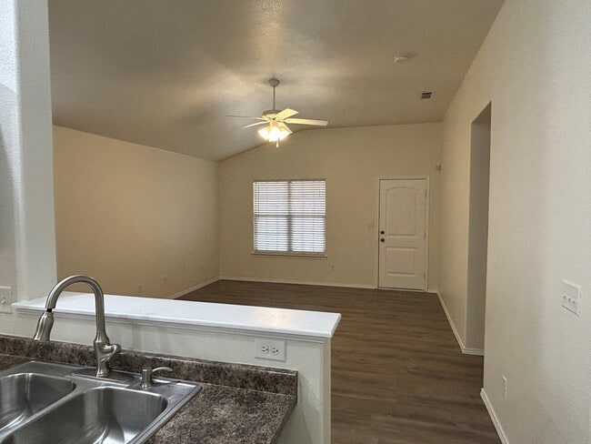 Building Photo - 9404 Lamar Ave