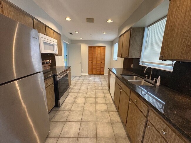 Building Photo - Move in ready 4/2 New floors, new paint