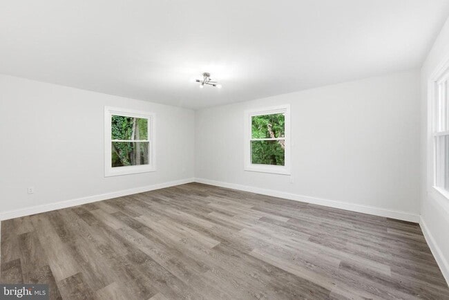 Building Photo - 27 Parkside Cir