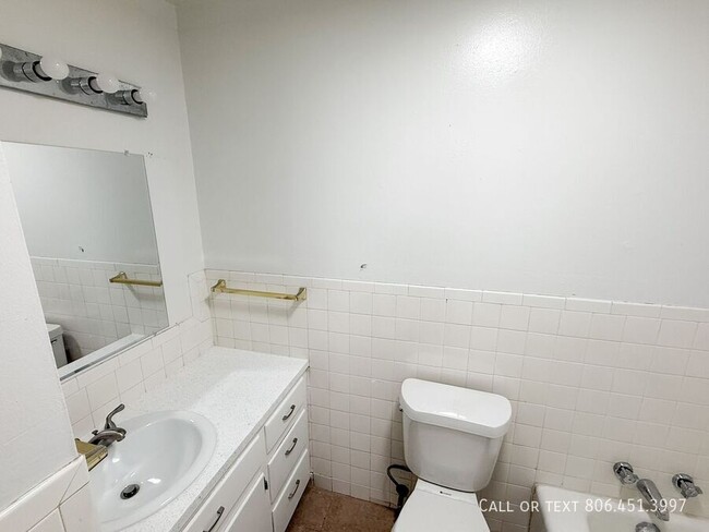 Building Photo - 3 bed, 2 bath near 4th and W Loop