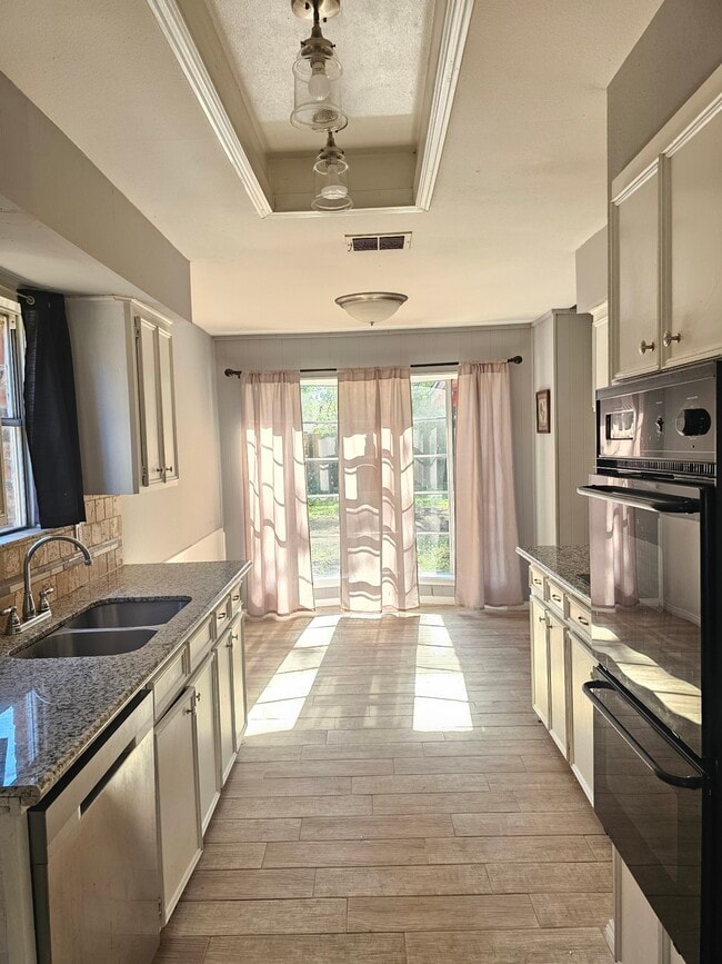 Building Photo - 431 N Forest Blvd