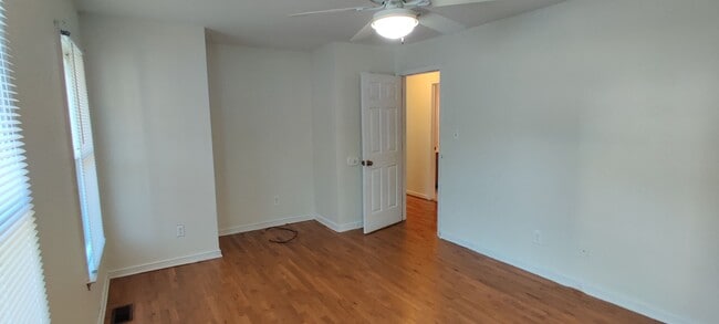 Building Photo - 3 bedroom home with fenced rear yard