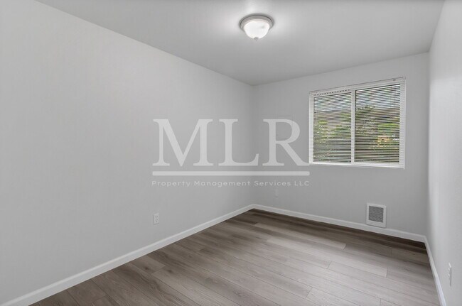 Building Photo - Modern Comfort in Tumwater – Renovated Upstairs End Unit with Move-In Specials!