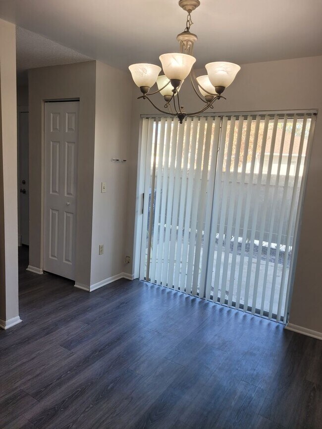 Building Photo - FOR RENT!! CUTE AND COZY 2 BED 1.5 BATH WITH GARAGE (MOVE IN SPECIAL)...