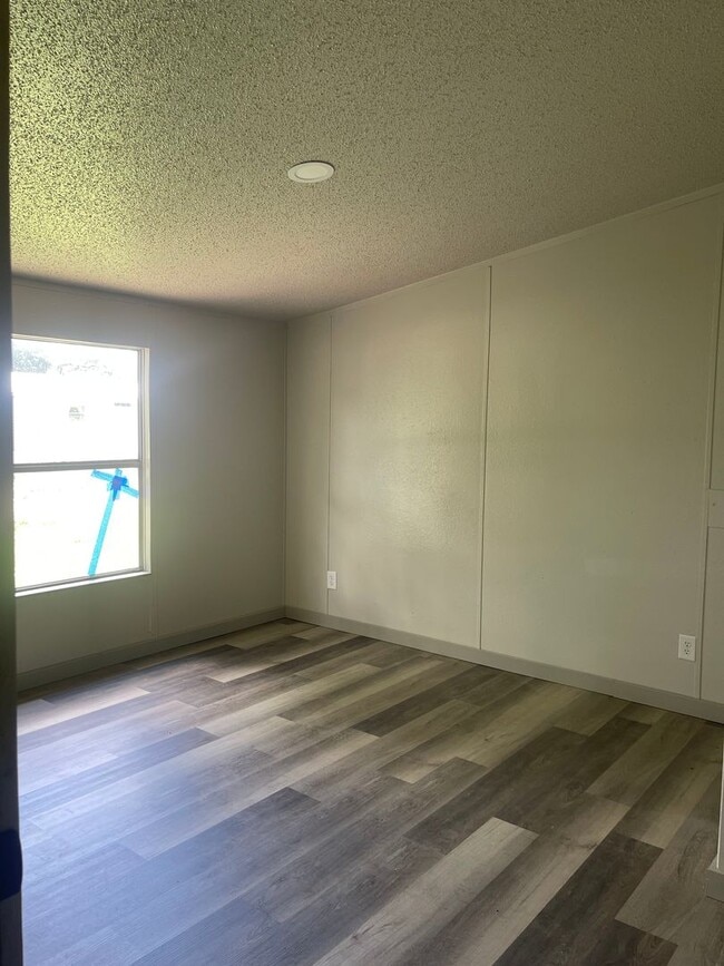 Building Photo - 3 bed / 2 bath - Cassville