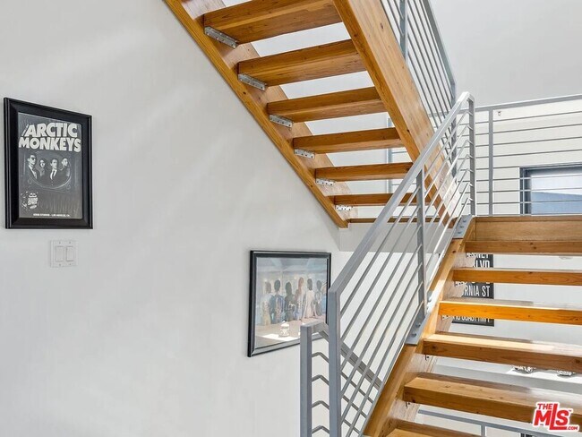 Building Photo - 815 Hampton Dr