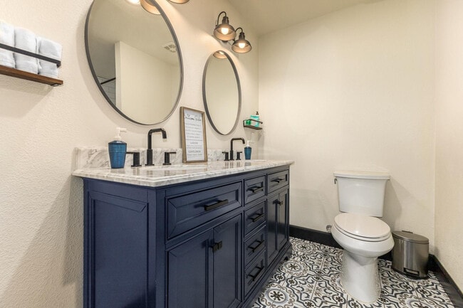 Building Photo - 617 E Ellis Dr