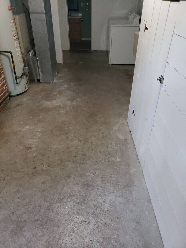 Building Photo - 1005 NE D St