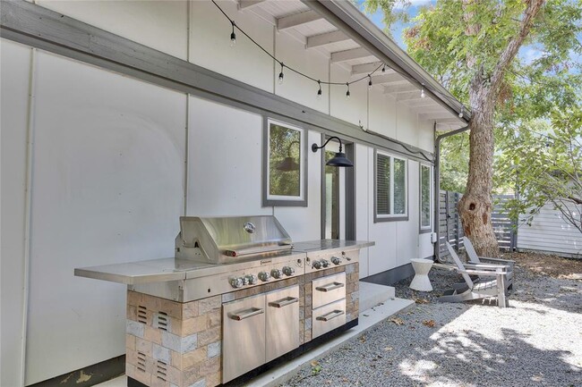 Building Photo - 1515 Bluebonnet Ln