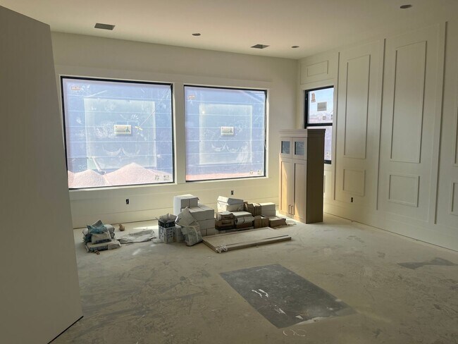 Building Photo - Gorgeous 6 bedroom with Pool and RV Garage