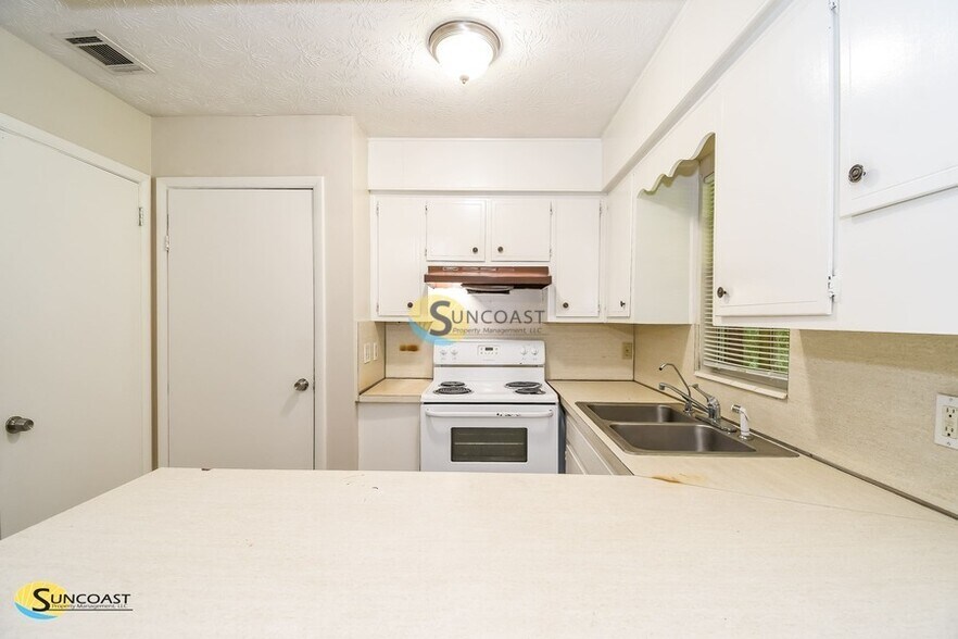 Building Photo - 4533 Jade Dr E