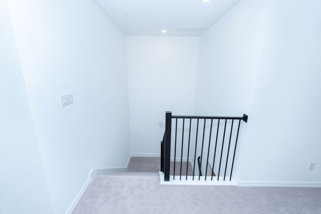 Building Photo - 9508 Espalier St