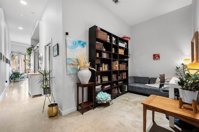 Building Photo - 507 Sabine St