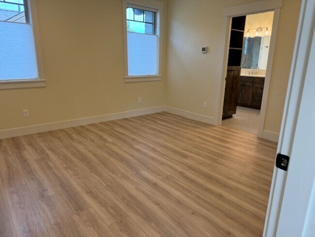 Building Photo - Brand New Home in NW Crossing with Professional office space!