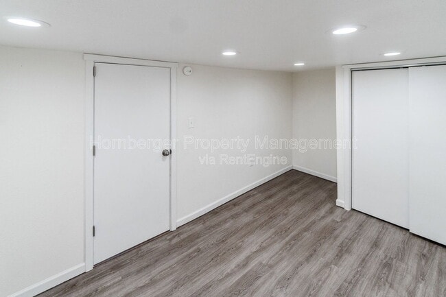 Building Photo - 908 E Longfellow Ave