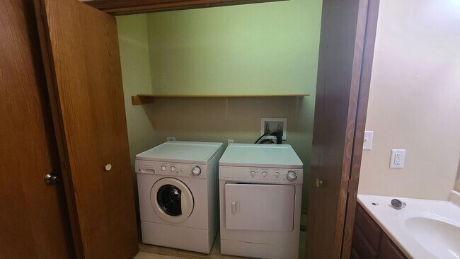 Building Photo - 1 Bed, 1 Bath 930 Sq Ft 2nd Floor