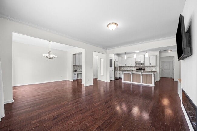 Building Photo - "Spacious 3-Bedroom Townhome with Fireplace, Pergola & Community Pool on Summerlake Drive!"