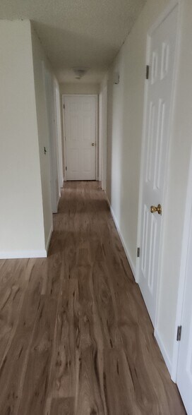 Building Photo - 800 Narregan St