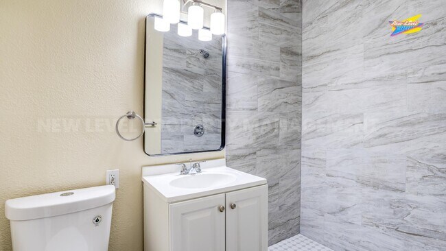 Building Photo - 725 S Greenwood Ave