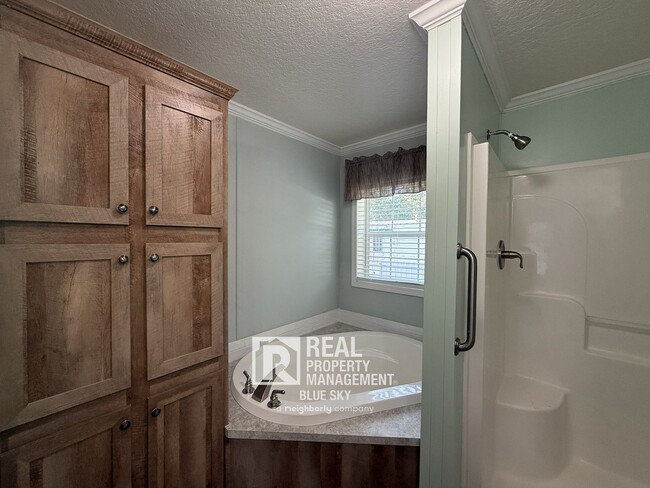 Building Photo - SPACIOUS 4 BEDROOM HOME WITH MODERN FEATUR...