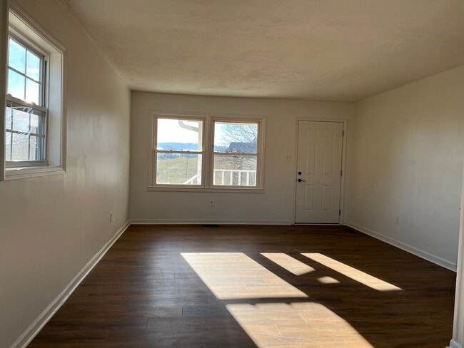 Building Photo - Single Family 3 bedroom 1 bathroom