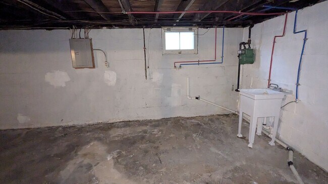 Building Photo - Charming 3 bedroom/1 bath home in the heart of Akron!