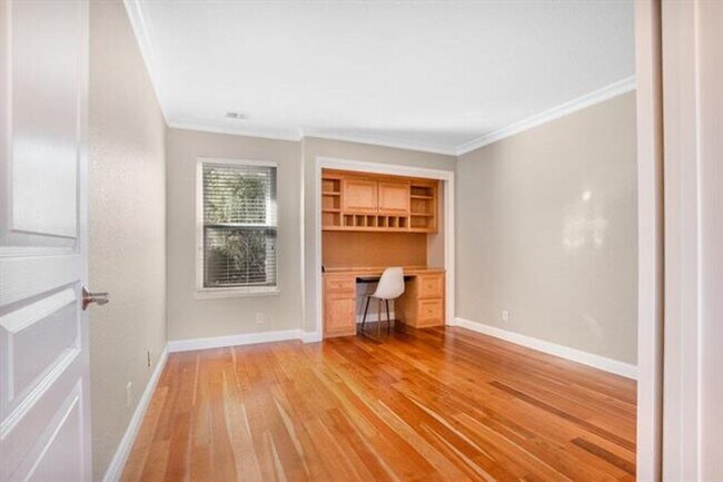 Building Photo - Fully remodeled home, Pet friendly with A/...