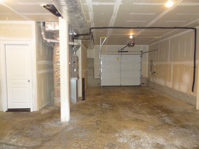 Building Photo - 141 Maple St