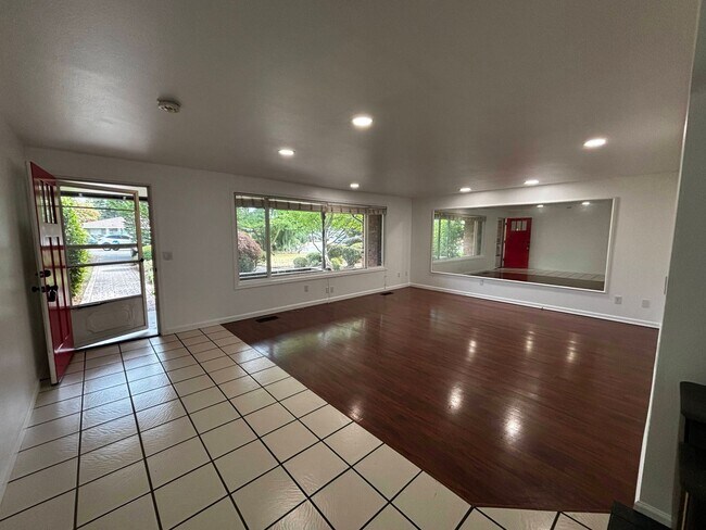 Building Photo - Charming Marysville Rambler-Style Duplex