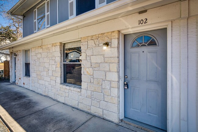 Building Photo - Broken Spoke - SOLA Townhome - 2BD - 1BA -...