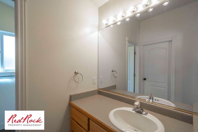 Building Photo - Spacious 3-Bed, 2-Bath Ivins Townhome – Do...