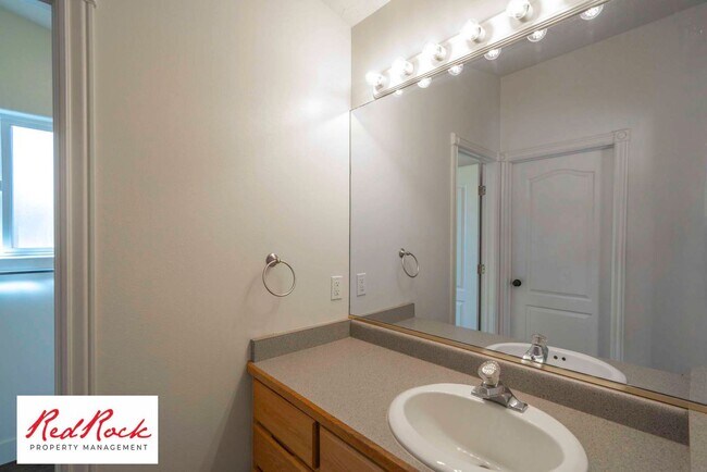 Building Photo - Spacious 3 Bedroom Home in Ivins!