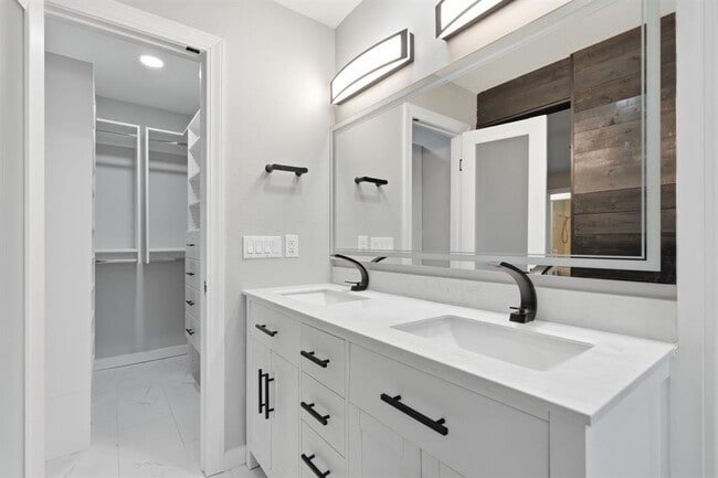Building Photo - 8404 Hornet Dr