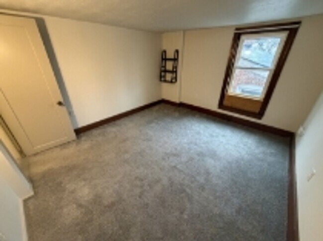 Building Photo - AVAILABLE FOR SHOWING !!! 4BR / 1.5BA.
