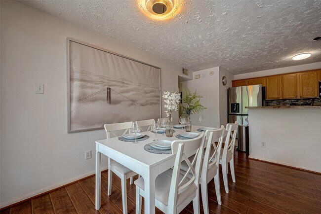 Building Photo - 8051 Bay Branch Dr